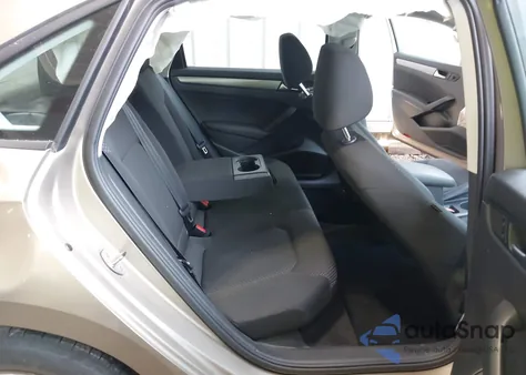 2015 Volkswagen Passat 1.8T S z USA, uszkodzony, nr VIN 1VWAT7A37FC028556